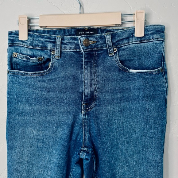 Womens Free Assembly Slim Straight Jeans Artistic Wash LIKE NEW SZ 16 - Picture 5 of 13